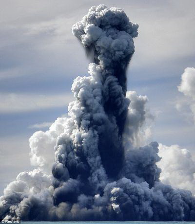 科学家观测到海底火山爆发的壮观场景(图)