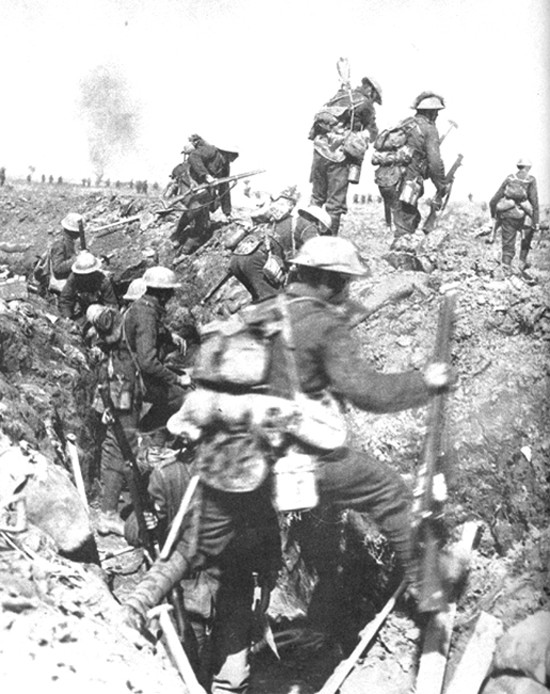 头戴mk-1型"农夫盔"的英军跃出战壕发起冲锋.