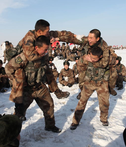 "骑马打仗"乐开怀